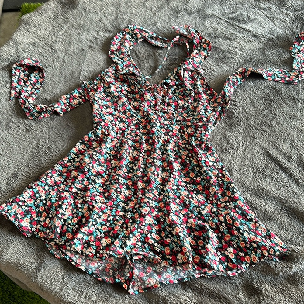 NWOT Romper sized L. Adjustable straps and tie back